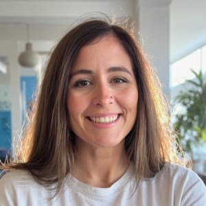 Annie with straight hair 